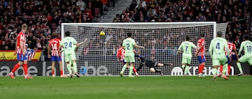 2-3. Disparo de Lamine Yamal desde fuera del rea que desva Reinildo, sorprende a Jan Oblak y el baln termina dentro de la portera.