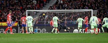 2-3. Disparo de Lamine Yamal desde fuera del área que desvía Reinildo, sorprende a Jan Oblak y el balón termina dentro de la portería.