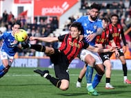 Soccer Football - Premier League - AFC Bournemouth v Sunderland - Vitality Stadium, Bournemouth, Britain - February 28, 2026 AFC Bournemouth's Enes Unal in action with Sunderland's Omar Alderete REUTERS/Ian Walton EDITORIAL USE ONLY. NO USE WITH UNAUTHORIZED AUDIO, VIDEO, DATA, FIXTURE LISTS, CLUB/LEAGUE LOGOS OR 'LIVE' SERVICES. ONLINE IN-MATCH USE LIMITED TO 120 IMAGES, NO VIDEO EMULATION. NO USE IN BETTING, GAMES OR SINGLE CLUB/LEAGUE/PLAYER PUBLICATIONS. PLEASE CONTACT YOUR ACCOUNT REPRESENTATIVE FOR FURTHER DETAILS..