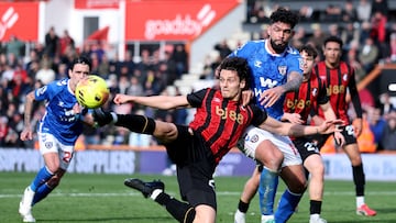 Soccer Football - Premier League - AFC Bournemouth v Sunderland - Vitality Stadium, Bournemouth, Britain - February 28, 2026 AFC Bournemouth's Enes Unal in action with Sunderland's Omar Alderete REUTERS/Ian Walton EDITORIAL USE ONLY. NO USE WITH UNAUTHORIZED AUDIO, VIDEO, DATA, FIXTURE LISTS, CLUB/LEAGUE LOGOS OR 'LIVE' SERVICES. ONLINE IN-MATCH USE LIMITED TO 120 IMAGES, NO VIDEO EMULATION. NO USE IN BETTING, GAMES OR SINGLE CLUB/LEAGUE/PLAYER PUBLICATIONS. PLEASE CONTACT YOUR ACCOUNT REPRESENTATIVE FOR FURTHER DETAILS..