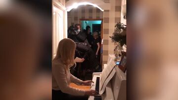 La Policía irrumpe en su casa y esta doctora rusa les sorprende así...