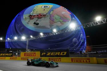 El piloto canadiense de Aston Martin, Lance Stroll, pasa delante de una curiosa proyección durante la sesión.