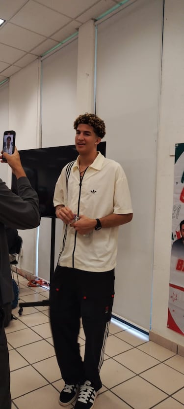  Karim López lleva su talento a los niños con campamento nacional de basquetbol