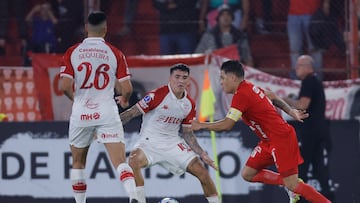 AMDEP5614. BUENOS AIRES (ARGENTINA), 23/04/2025.- Rodrigo Cabral (c) de Huracán disputa el balón con Juan Fernando Quintero de América este miércoles, en un partido de la fase de grupos de la Copa Sudamericana entre Huracán y América de Cali en el estadio Tomás A. Ducó en Buenos Aires (Argentina). EFE/ Juan Ignacio Roncoroni