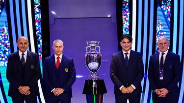 Hamburg (Germany), 02/12/2023.- (L-R) Italy's head coach Luciano Spalletti, Albania's head coach Sylvinho, Croatia's head coach Zlatko Dalic and Spain's head coach Luis de la Fuente of Group B pose next to the trophy during the UEFA EURO 2024 final tournament draw at the Elbphilharmonie in Hamburg, Germany, 02 December 2023. The UEFA EURO 2024 will take place in Germany from 14 June to 14 July. (Croacia, Alemania, Italia, España, Hamburgo) EFE/EPA/FILIP SINGER