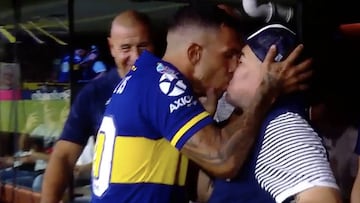 ¡Imagen para la historia! El beso entre Tevez y Maradona