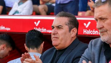 GRANADA, 14/04/2024.-El entrenador del Granada José Ramón Sandoval, durante el partido de la jornada 31 de LaLiga EA Sports que enfrenta al Granada Club de Fútbol con el Deportivo Alavés en el nuevo estadio de los Cármenes en Granada este domingo.-EFE/Pepe Torres.
