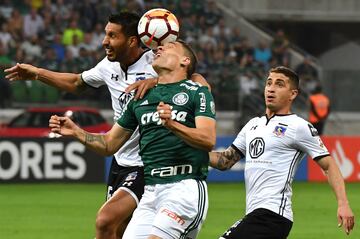 Moises (C) of Brazil's Palmeiras, vies for the ball with Juan Insaurralde (L) of Chile's Colo-Colo, during their 2018 Copa Libertadores football match held at Allianz Parque stadium, in Sao Paulo, Brazil, on October 3, 2018. (Photo by NELSON ALMEIDA / AFP)