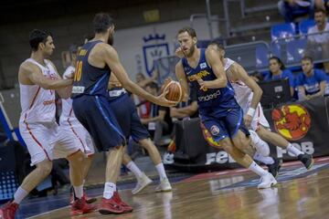 Pierre Oriola asiste a Sergio Rodríguez durante el partido entre España y Túnez.