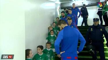 Piqué shows caring side and is a big hit with Betis kids