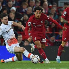 Otro esquema, lateral lanzado... Así juega Liverpool sin Díaz