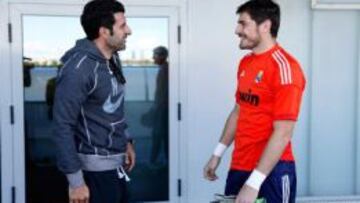 Figo habla con Iker.