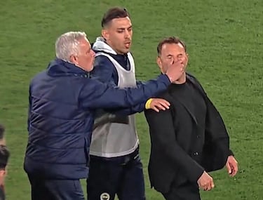 Mourinho vuelve a ser centro de la polémica tras agarrar de la nariz a su homólogo del Galatasaray, Okan Buruk. El incidente ha desatado un gran revuelo en redes sociales y numerosas críticas en el país, incluso entre los aficionados del Fenerbahçe, que han condenado su actitud.