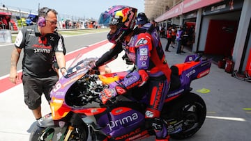 Jorge Martín saliendo del box en Mandalika.