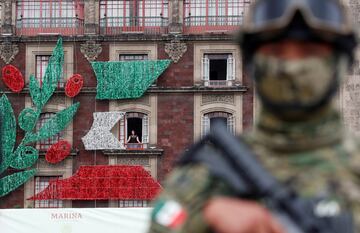 Desfile por la Independencia rinde homenaje a héroes de la salud