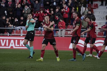 Una falta que te podría haber firmado el mismo Messi. Izeta sigue con su olfato goleador intacto y esta jornada, ante el Elche, anotó un tanro a balón parado desde la frontal del área. Un disparo que sobrepasó la barrera y que se alojó en la parte derecha de la portería de Dituro.