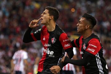 En un Clásico Tapatío que no se jugaba más que el orgullo, Atlas se impuso por la mínima diferencia a las Chivas. Pese a que Guadalajara utilizó un cuadro alternativo, los rojiblancos ofrecieron un buen partido ante unos ‘Zorros’ que fueron intensos los 90 minutos y que mostraron una de sus mejores noches de este Clausura 2018. 