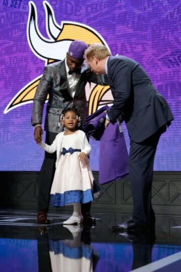 La elección de Laquon Tradwell por los Vikings quedó completamente eclipsada por su hija, Madison. Hasta un ser sin alma como Roger Goodell quedó prendado de la pequeña.