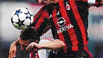 Maldini, 717 partidos oficiales.