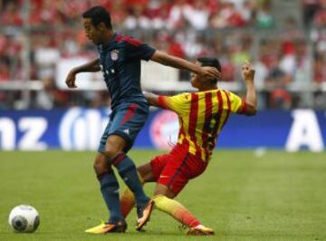 Thiago Alcántara ante su ex-compañero del Barcelona Alexis.