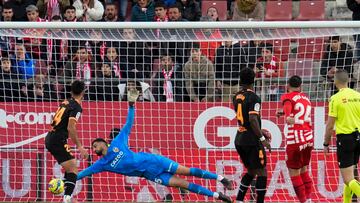 GIRONA, 05/02/2023.- El jugador del Girona FC Borja García (d) marca gol ante el Valencia durante el partido de LaLiga Santander que se disputa este domingo entre Girona FC y Valencia CF, en el estadio municipal de Montilivi de Girona. EFE/David Borrat
