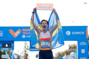 El sueco Andreas Almgren se confirmó en la distancia (58:41). El primer europeo de la historia en bajar de 59.