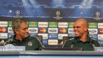 Mourinho y Pepe, durante una rueda de prensa.