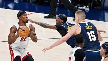 Denver (United States), 05/06/2023.- Miami Heat forward Jimmy Butler (L) tries to take a shot while being defended by Denver Nuggets guard Kentavious Caldwell-Pope (C) and Denver Nuggets center Nikola Jokic of Serbia (R) during the second quarter of game two of the NBA Finals between the Miami Heat and the Denver Nuggets at Ball Arena in Denver, Colorado, USA, 04 June 2023. (Papa, Baloncesto, Estados Unidos) EFE/EPA/BOB PEARSON SHUTTERSTOCK OUT