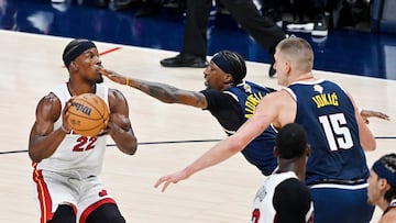 Denver (United States), 05/06/2023.- Miami Heat forward Jimmy Butler (L) tries to take a shot while being defended by Denver Nuggets guard Kentavious Caldwell-Pope (C) and Denver Nuggets center Nikola Jokic of Serbia (R) during the second quarter of game two of the NBA Finals between the Miami Heat and the Denver Nuggets at Ball Arena in Denver, Colorado, USA, 04 June 2023. (Papa, Baloncesto, Estados Unidos) EFE/EPA/BOB PEARSON SHUTTERSTOCK OUT
