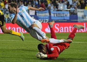 Argentina-Jamaica. Higuaín y Dwayne Miller.