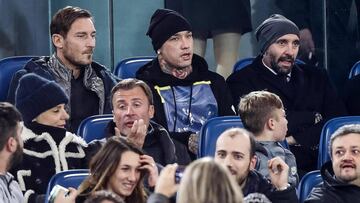 Nainggolan, viendo junto a Totti el último partido del Roma.