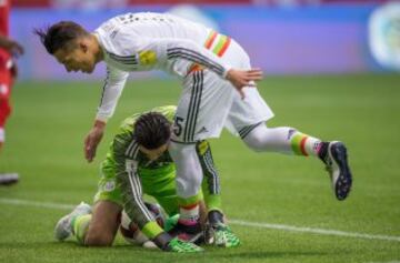 Héctor Moreno defendiendo de buena manera.