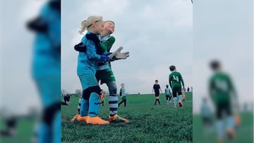La increíble atajada realizada por un portera en partido de futbol de niños