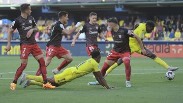 Villarreal's Nigerian midfielder Samuel Chukwueze (down) and Villareal's Senegalese forward Nicolas Jackson (R) vie during the Spanish league football match between Villarreal CF and Athletic Club Bilbao at La Ceramica stadium in Vila-real on May 13, 2023. (Photo by Jose Jordan / AFP)