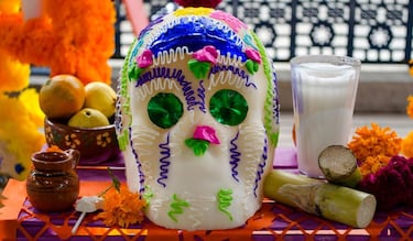 El significado de los elementos del altar de Día de Muertos y cuándo se prenden las velas