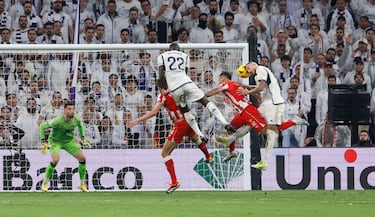 Joselu remata de cabeza. 