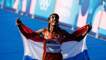 Saint-denis (France), 11/08/2024.- Gold medalist Sifan Hassan of the Netherlands celebrates with her flag after winning the Women's Marathon event of the Athletics competitions in the Paris 2024 Olympic Games in Paris, France, 11 August 2024. (Maratón, Francia, Países Bajos; Holanda) EFE/EPA/YOAN VALAT