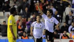 Valencia&#039;s Brazilian midfielder Jonas (R) celebrates after scoring  during the Spanish league football match Valencia CF vs Villarreal on May 05,2012 at the Mestalla stadium in Valencia.AFP PHOTO/ JOSE JORDAN