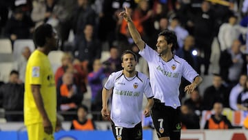 Valencia's Brazilian midfielder Jonas (R) celebrates after scoring during the Spanish league football match Valencia CF vs Villarreal on May 05,2012 at the Mestalla stadium in Valencia.AFP PHOTO/ JOSE JORDAN