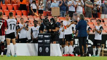 Gabriel Paulista recoge el trofeo de manos de Ricardo Arias.