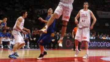 <b>PODERÍO. </b>Teletovic, capturando un rebote en presencia de Ribas, Oliver, Barac, San Emeterio y Jasen.