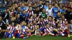 Los jugadores del Atl&eacute;tico de Madrid celebran con la Copa tras vencer al Real Madrid.