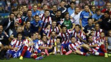 Los jugadores del Atlético de Madrid celebran con la Copa tras vencer al Real Madrid.