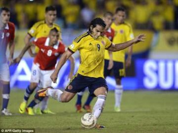 Se extraña en Selección a un jugador que por convicción se ha ganado el cariño de los hinchas. Se recuerda el día que Falcao marcó y ayudó a una remontada épica ante Chile que la postre le dio la clasificación a Colombia a un Mundial luego de 16 años. 