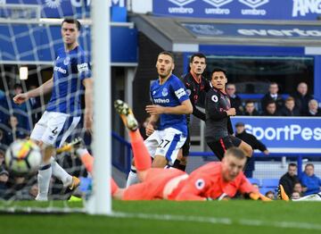 El chileno fue una de las grandes figuras ante Everton por la Premier League.