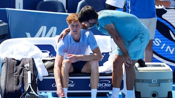 Jannik Sinner, consolado por Carlos Alcaraz en la final del Cincinnati Open.