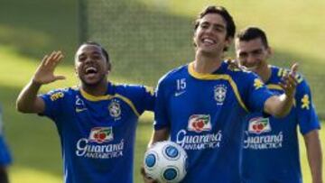 Kak&aacute; y Robinho durante un entrenamiento con Brasil.