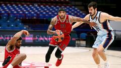 Malcolm Delaney supera a Nikola Kalinic durante el Armani Mil&aacute;n-Valencia Basket.