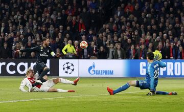 Kasper Dolberg tuvo una gran ocasión para marcar el segundo tanto. Sergio Ramos y Tahibaut Courtois evitaron el empate.