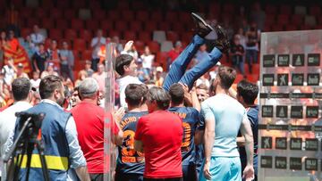 Marcelino fue manteado por sus futbolistas.